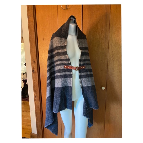 Vintage Woolrich Cape - Picture 1 of 4